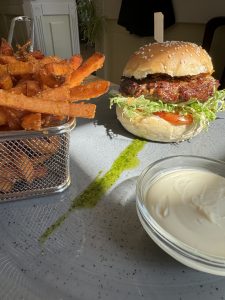 Classic Burger, Süßkartoffelpommes, Mayo
